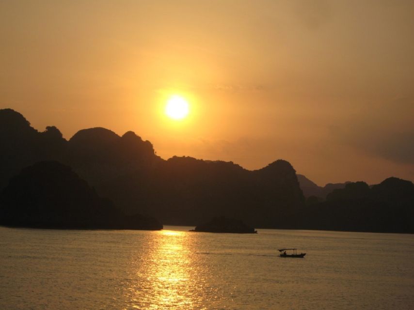 2-Day: Hanoi - Ninh Binh - Halong Bay Luxury Cruise - Mua Cave and the nearly 500 steps
