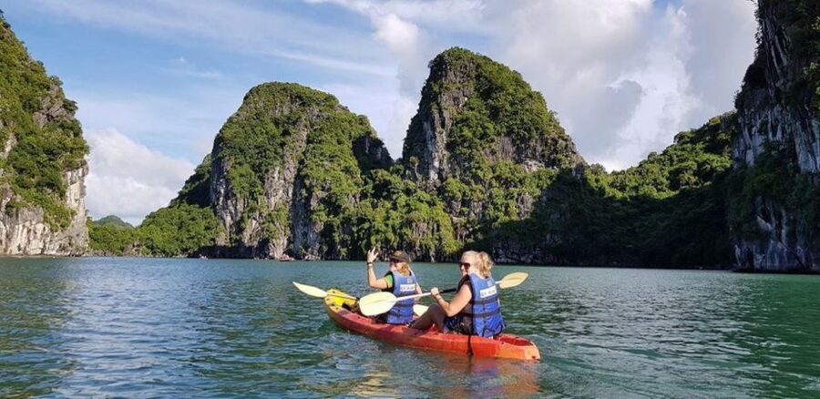 2-Day: Hanoi - Ninh Binh - Halong Bay Luxury Cruise - Day two: the fast road to Ha Long Bay