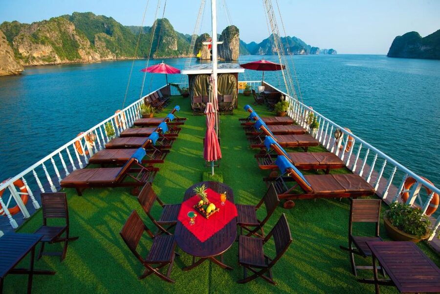 2-Day Royal Palace Ha Long Bay & Ti Top Island Cruise - Why two days works better than a rushed bay visit