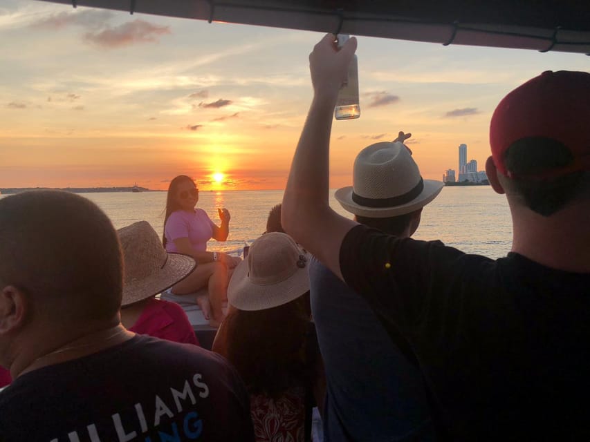 2-hour tour in Cartagena Sunset View in party boat - What the $22 price gets you