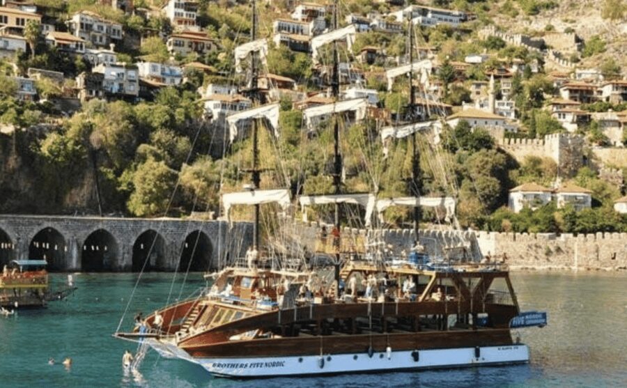 Alanya: Catamaran Boat Tour with Snorkeling with Lunch - Music, shows, and the foam party