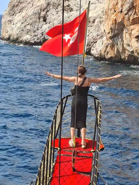 Alanya: Luxury Pirate Boat with Lunch & Unlimited Drinks - Music, pirate entertainment and the foam party