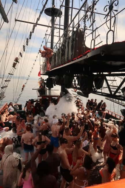 Alanya: Pirate Boat Party with Foam, Disco, Lunch & Drinks - Music, dancing, and the foam party