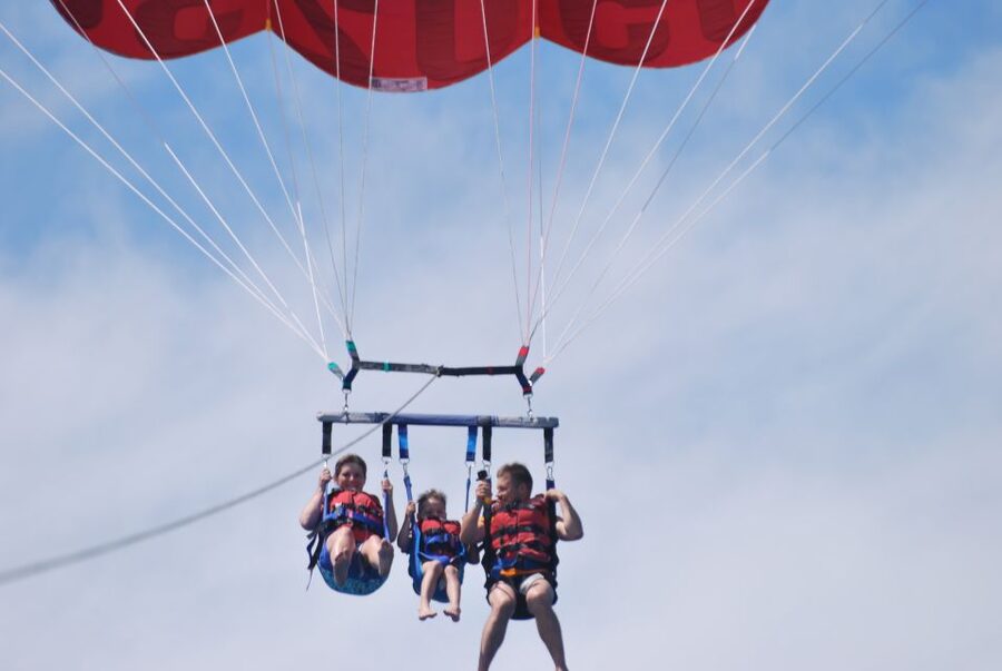 Alicante: Boat Trip and Parasailing Experience with Drink - Five things to know before you book