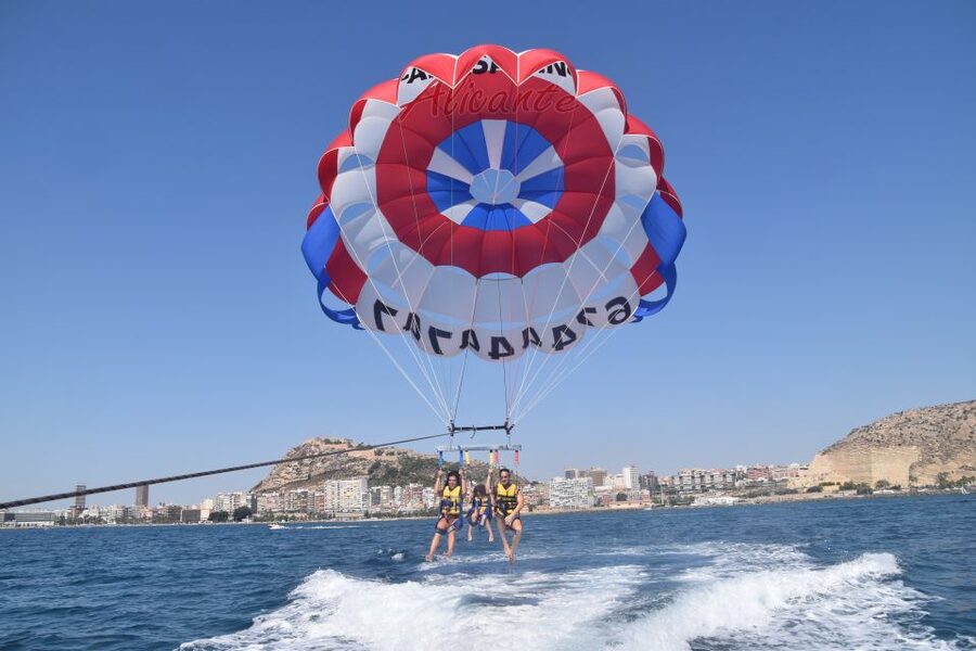 Alicante: Boat Trip and Parasailing Experience with Drink - Who will enjoy this activity most?