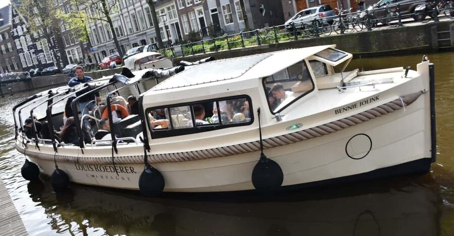 Amsterdam: 420 Smoke-Friendly Boat Tour - Rolling up and settling in