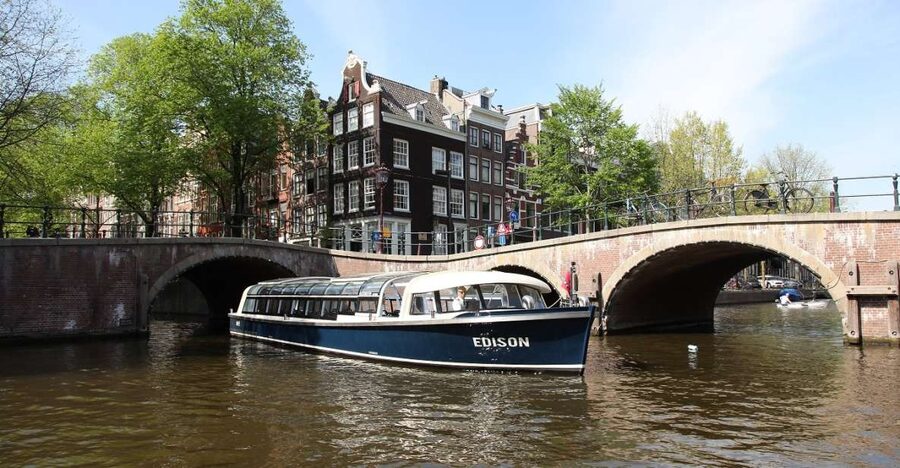 Amsterdam: 75 Minute City Canal Cruise with Audio Guide - Who should book this canal cruise?