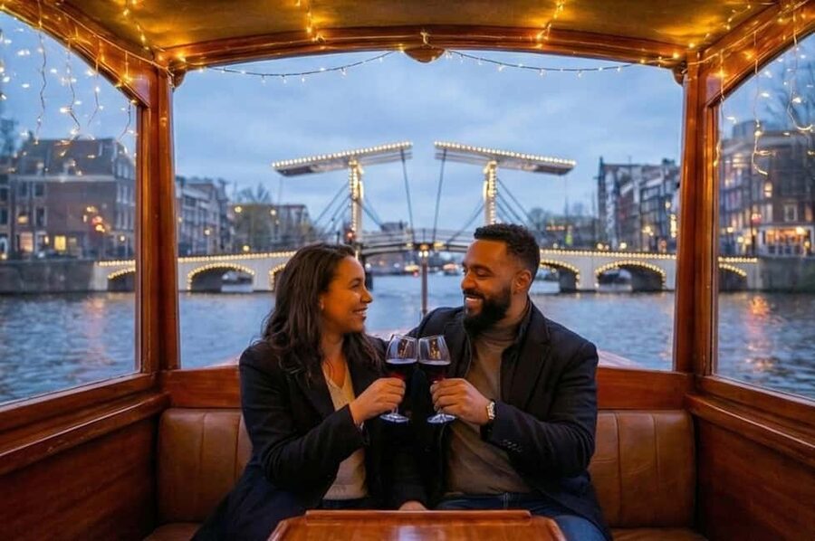 Amsterdam: 90 min Cruise with Local Guide & Unlimited Drinks - A friendly canal cruise with a local voice