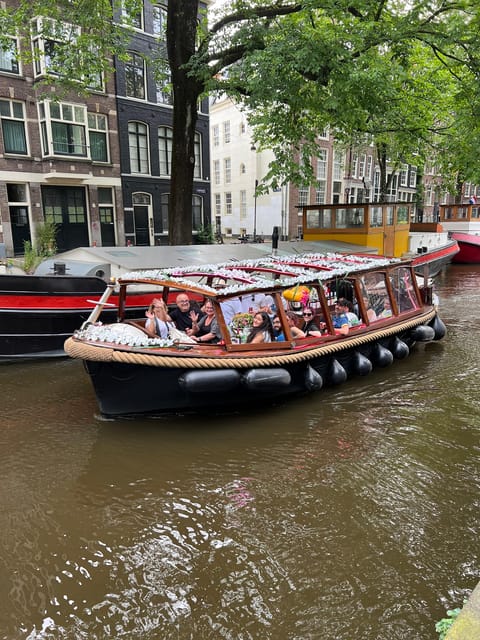 Amsterdam: Boat Tour with Optional Unlimited Drinks - Following the 45-minute canal route