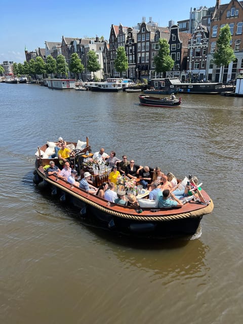 Amsterdam: Boat Tour with Optional Unlimited Drinks - The guide makes the short cruise work