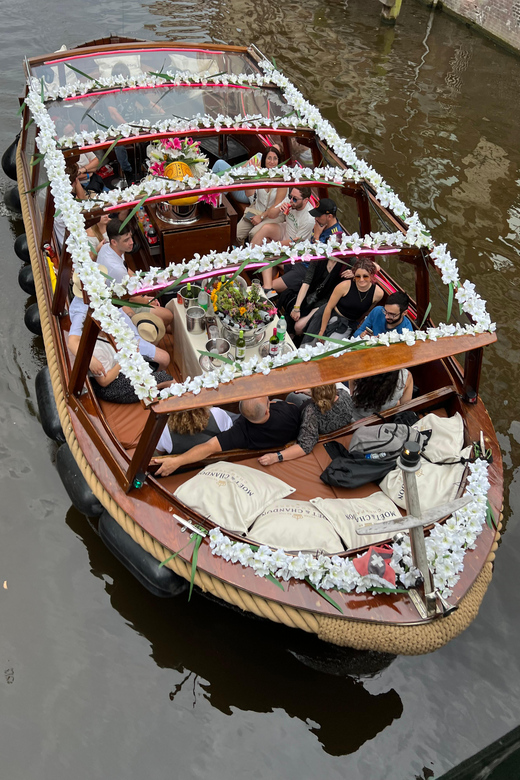 Amsterdam: Boat Tour with Optional Unlimited Drinks - Smoke-friendly means exactly that