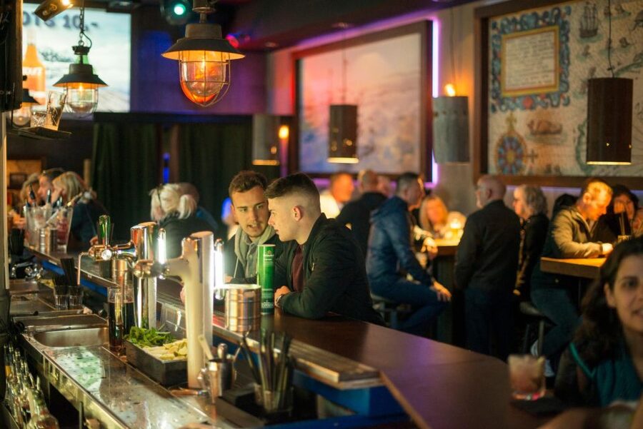 Amsterdam: Canal Cruise and Entrance to Xtracold Icebar - Who should book this experience?