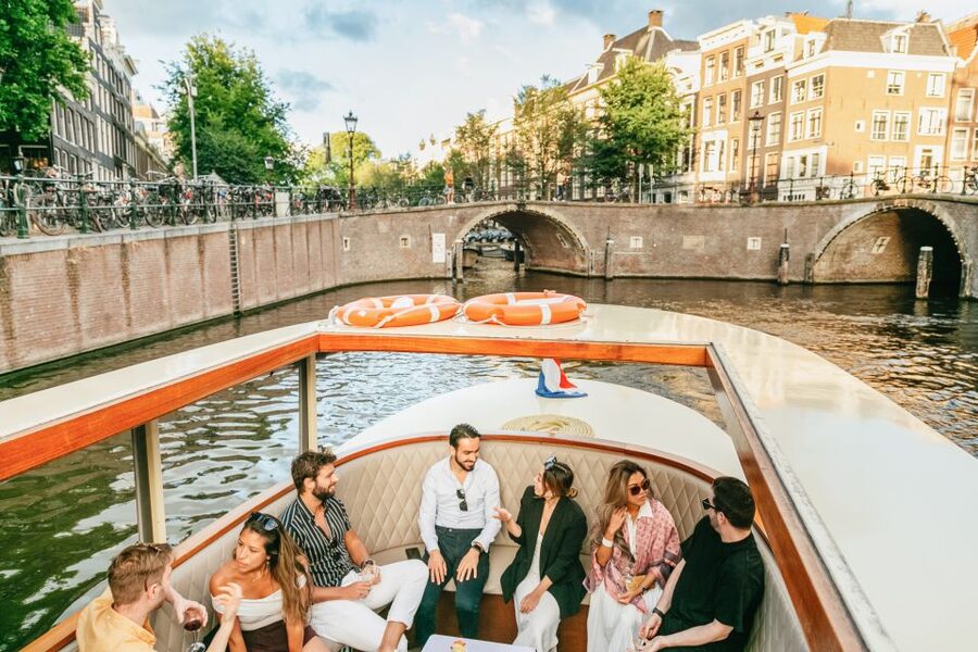 Amsterdam: Classic Saloon Boat Cruise with Cheese & Wine - H’ART Museum, Stopera, and Groenburgwal