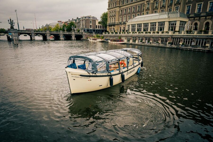 Amsterdam: Covered Canal Booze Cruise with Unlimited Drinks - Key points to know before boarding