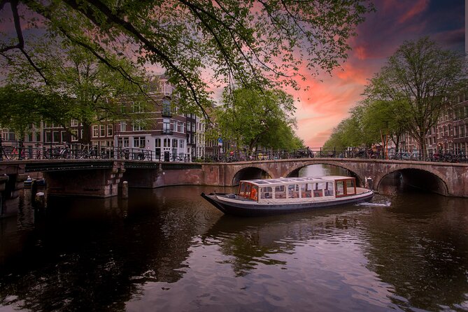 Amsterdam Evening Canal Cruise with Live Guide and Onboard Bar - The guide matters more than the bar