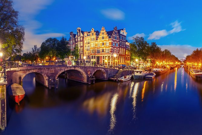 Amsterdam Evening Canal Cruise with Live Guide and Onboard Bar - Finding the dock and managing the crowd