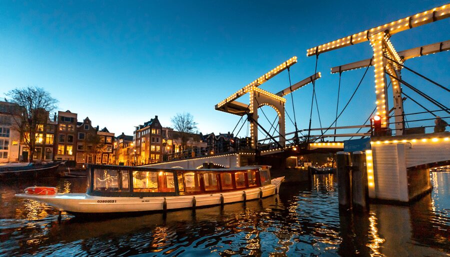 Amsterdam: Evening Canal Cruise with (Open) Bar on Board - Why Amsterdam looks best from the canal at night