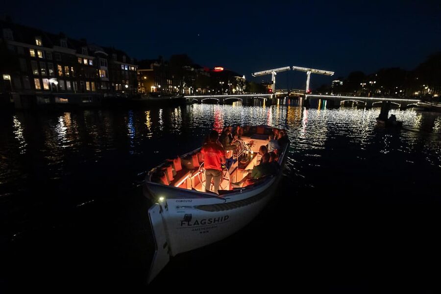 Amsterdam: Evening Canal Cruise with (Open) Bar on Board - Open boat or classic salon boat?