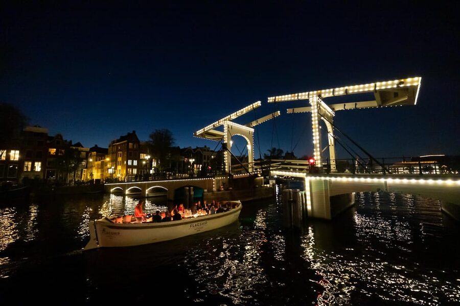 Amsterdam: Evening Canal Cruise with (Open) Bar on Board - Starting points and finding the dock