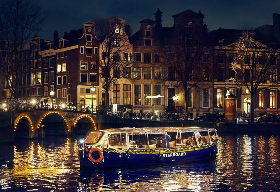 Amsterdam: Evening Candle Light Cruise With Wine & Cheese - The guide makes more difference than the candlelight