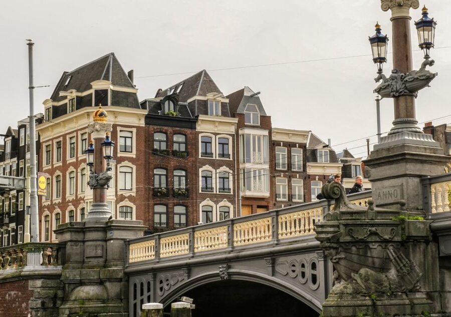 Amsterdam: German Canal Cruise with Unlimited Drinks Option - What German-speaking service adds
