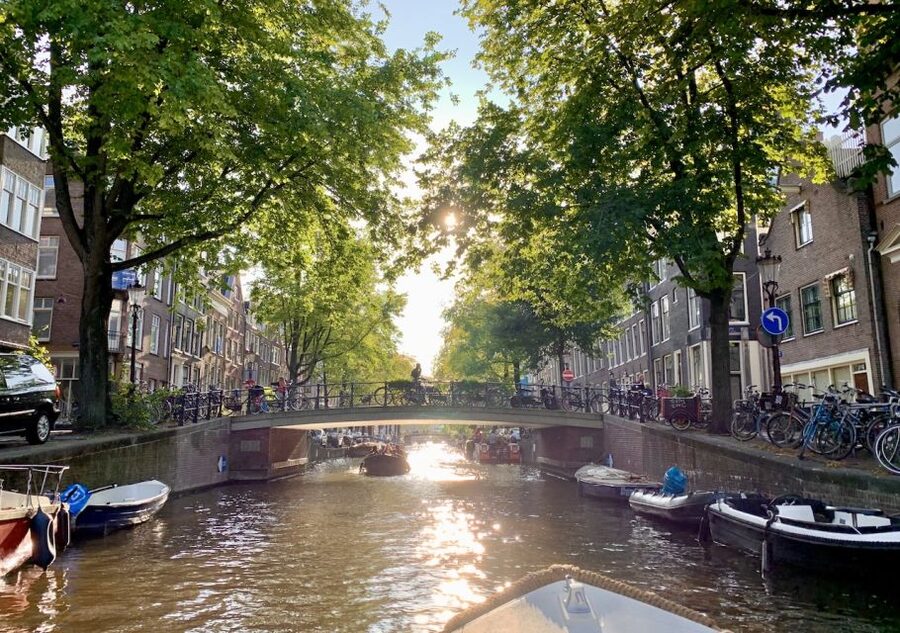Amsterdam: German Canal Cruise with Unlimited Drinks Option - Crossing the Amstel and reaching Magere Brug