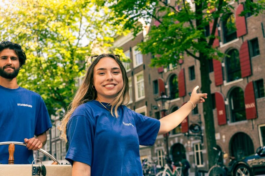 Amsterdam: German Guided Canal Cruise with on Board Bar - Why this short cruise works well in Amsterdam