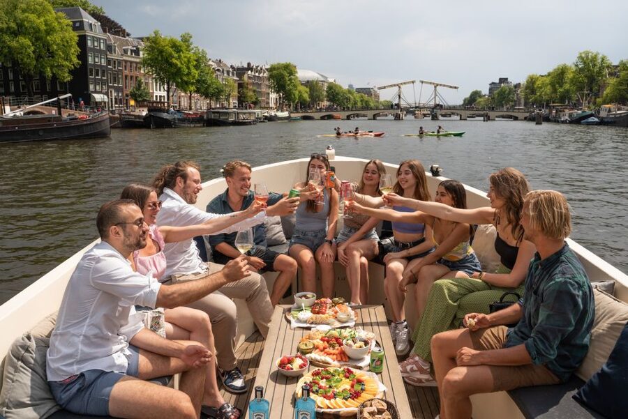 Amsterdam: German Guided Canal Cruise with on Board Bar - A quiet start at the Dancing Houses