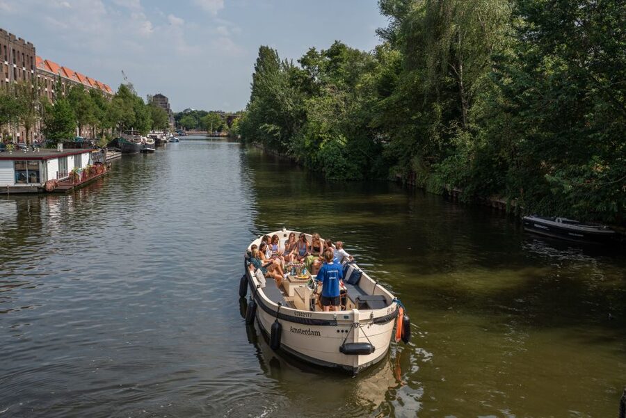 Amsterdam: German Guided Canal Cruise with on Board Bar - Munttoren and the changing city view