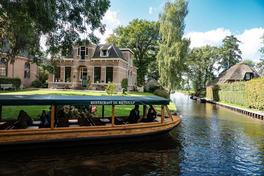 Amsterdam: Giethoorn Tour Scenic Cruise, Cheese & Free Time - Why Giethoorn makes a good day out from Amsterdam