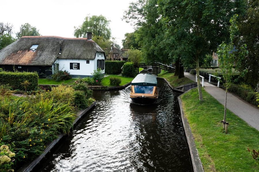 Amsterdam: Giethoorn Tour Scenic Cruise, Cheese & Free Time - Cruising Giethoorn with a local skipper