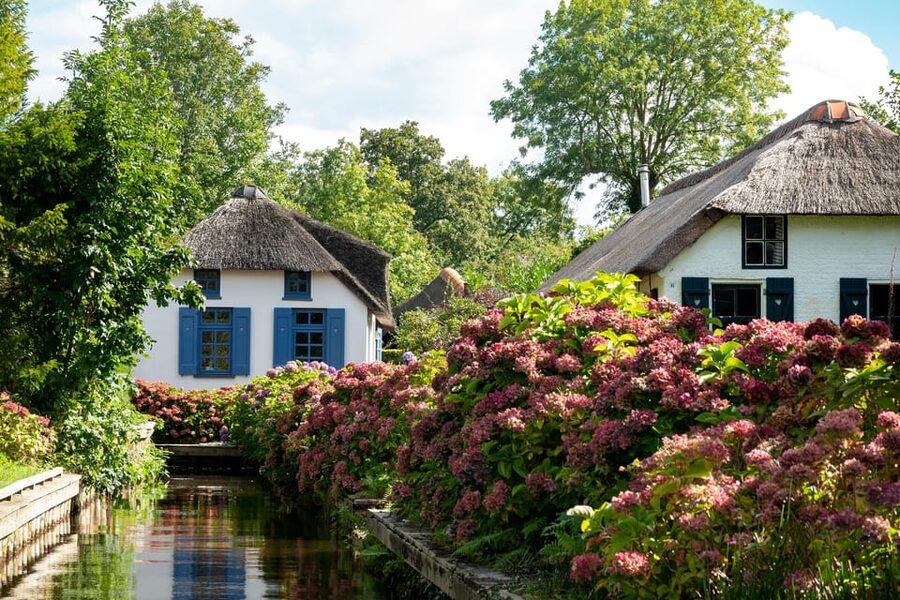 Amsterdam: Giethoorn Tour Scenic Cruise, Cheese & Free Time - Three hours to walk, eat, and explore alone