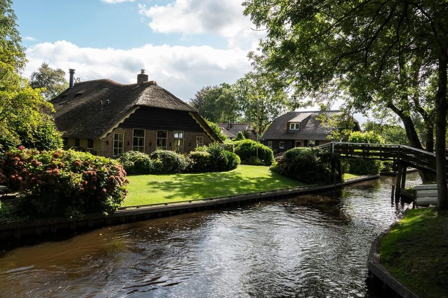 Amsterdam: Giethoorn Tour Scenic Cruise, Cheese & Free Time - Cheese tasting and lunch at De Rietstulp