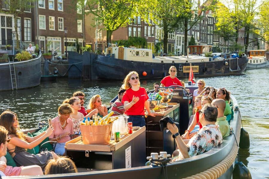 Amsterdam: Guided Open Boat Cruise Unlimited Drinks Option - Who should book this one-hour ride?