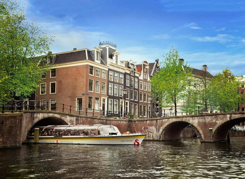 Amsterdam: Heated Canal Cruise Including Audioguide - The audio guide, captain, and sound quality