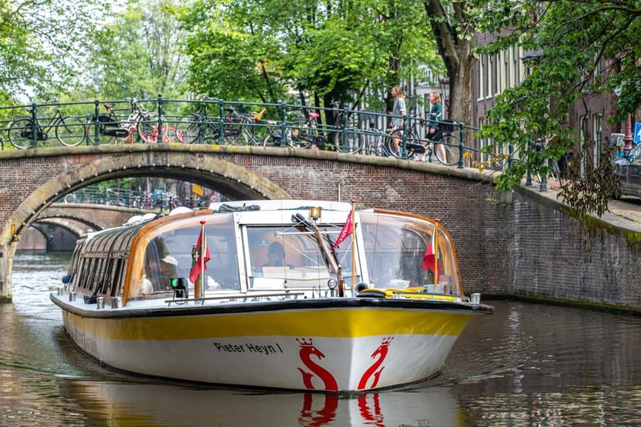 Amsterdam: Heated Canal Cruise Including Audioguide - Choosing between Damrak and the Rijksmuseum