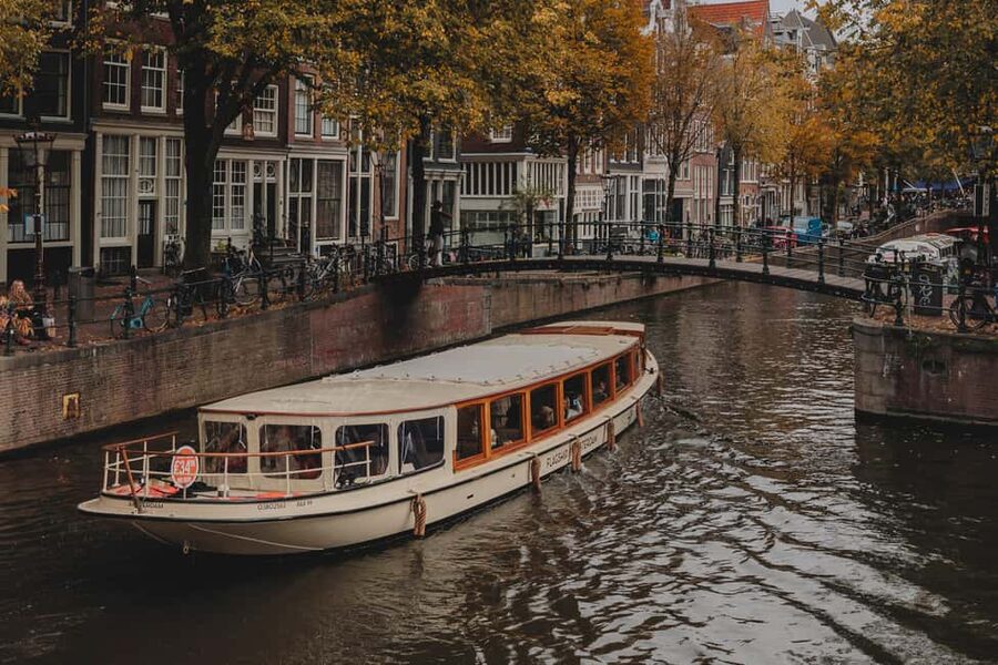 Amsterdam: Heated Canal Cruise with Unlimited Drinks & Bite - What the live guide adds to the ride