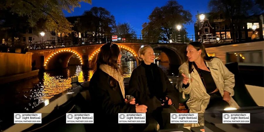 Amsterdam: Light Festival Boat+Unlimit.Drinks & Snack Option - The Skinny Bridge and the Amstel River