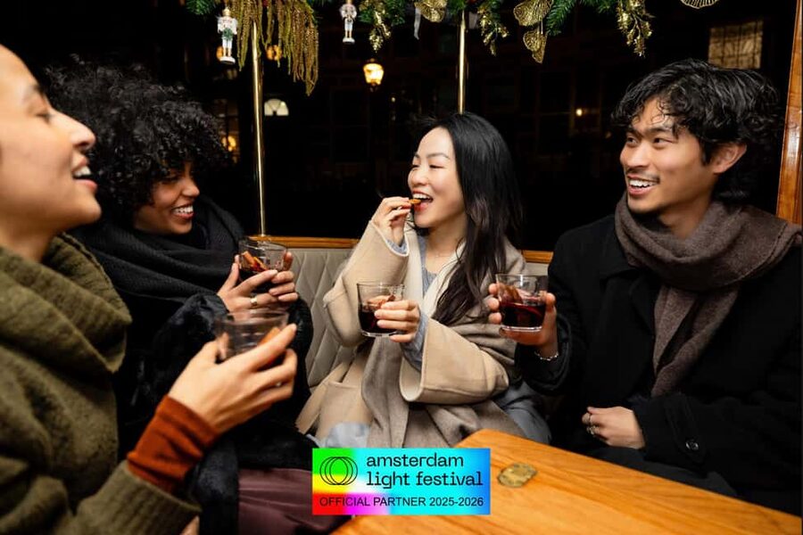Amsterdam: Light Festival Cruise + Stroopwafel & Hot Choco - The Golden Bend brings the grand canal houses