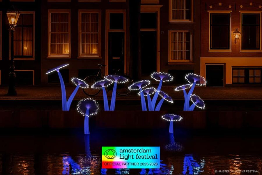 Amsterdam: Light Festival Cruise + Stroopwafel & Hot Choco - Herengracht and Haarlemmersluis show Amsterdam at its most atmospheric