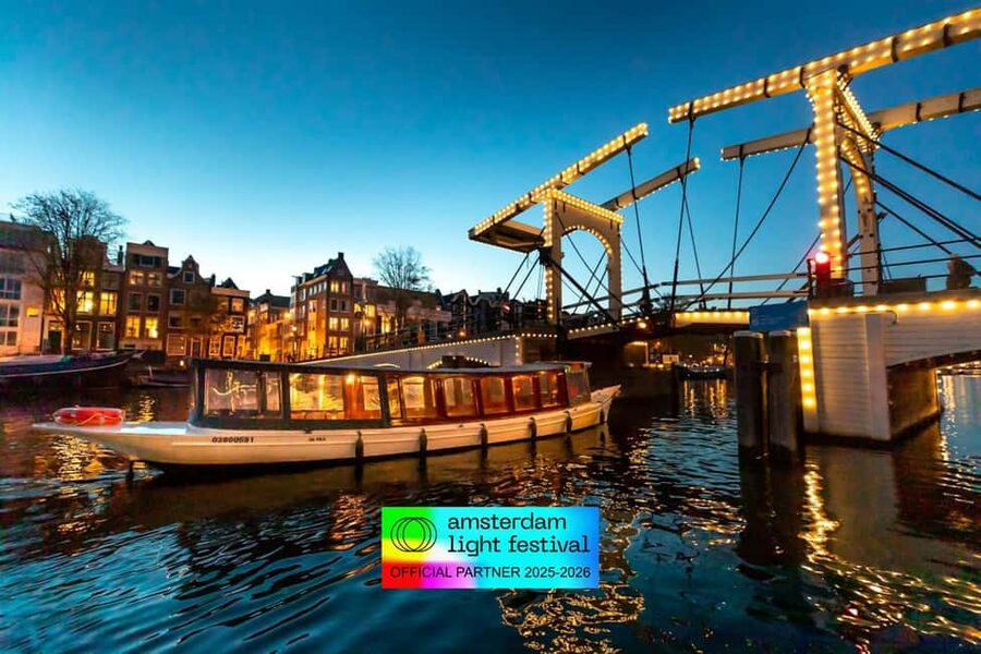 Amsterdam: Light Festival Cruise + Stroopwafel & Hot Choco - From NEMO to Waterlooplein, the cruise begins with city views