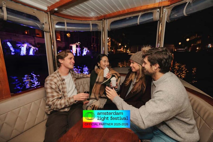 Amsterdam: Light Festival Heated Cruise + Hot Choco + Snack - The host, commentary, and overall mood