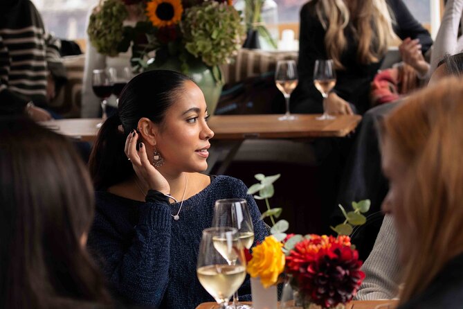 Amsterdam: Luxury Saloon Boat Cruise with Cocktails & Waffle - A relaxed hour on Amsterdam’s water