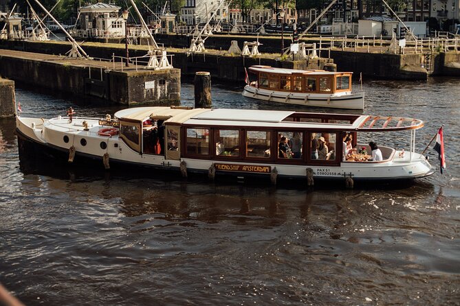 Amsterdam: Luxury Saloon Boat Cruise with Cocktails & Waffle - Choosing between the standard and deluxe drinks