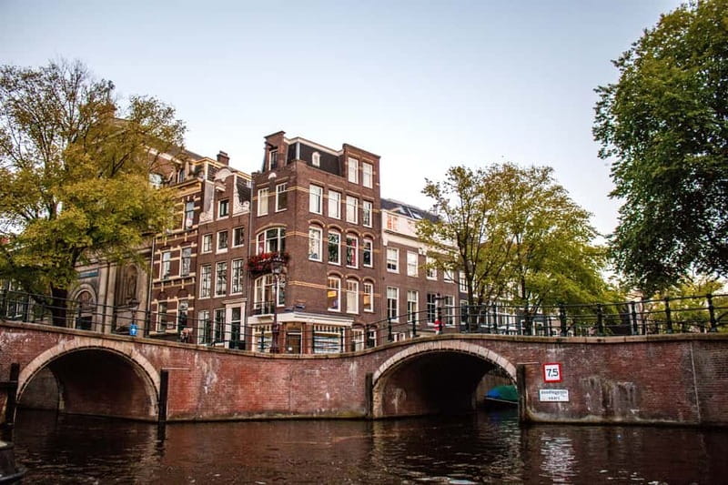 Amsterdam: Original Pizza Dinner Cruise + Unlimited Drinks - The Canal Belt and Anne Frank House