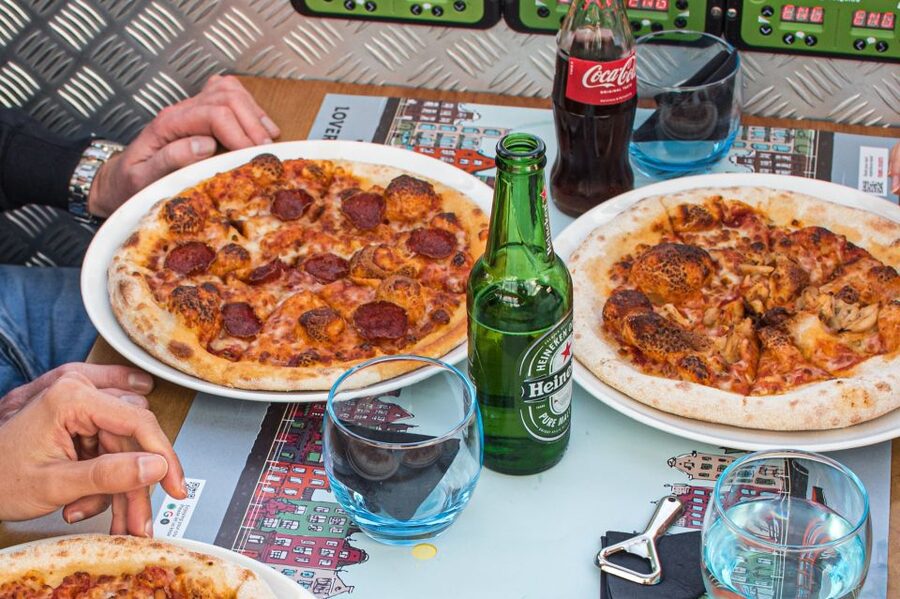Amsterdam: Pizza Cruise with New York Pizza & Drinks - Unlimited drinks and the dessert finish