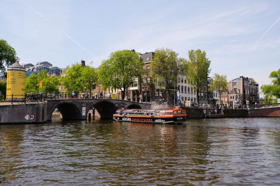 Amsterdam: Semi-Open Canal Boat Cruise - Following the route through the historic center