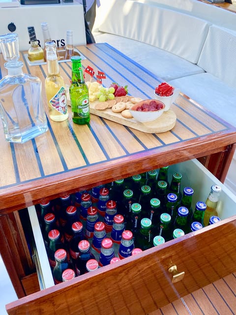 Amsterdam Small Group Canal Cruise inc Snacks/Drinks Winter - Meeting the black boat at Keizersgracht 401