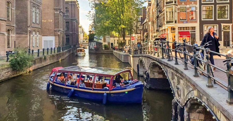 Amsterdam: Smoke and Lounge City Boat Cruise - A calm canal ride with a clear purpose
