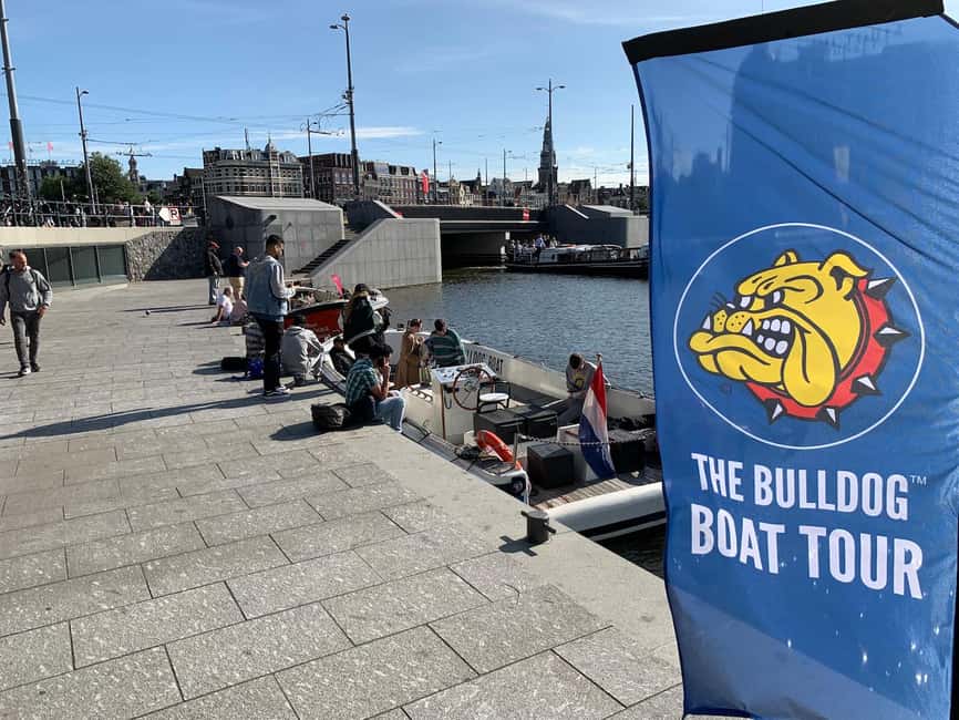Amsterdam: The Bulldog Boat Smoke-Friendly Cruise & 2 Drinks - Why this boat is different from a standard canal cruise